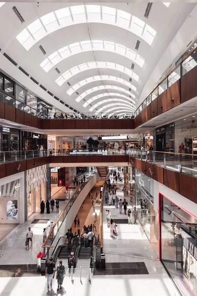 Een Verticaal Shot Van Het Interieur Van Dubai Mall Verenigde — Stockfoto