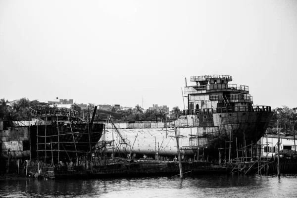 Een Zwart Wit Shot Van Een Schip Bouwproces — Stockfoto