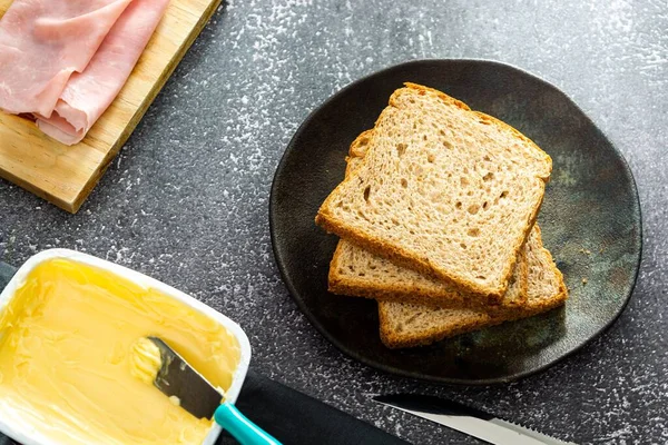 Plátky Bochníku Chleba Nebo Celozrnného Chleba Přirozeným Kvašením Snídaňové Scéně — Stock fotografie