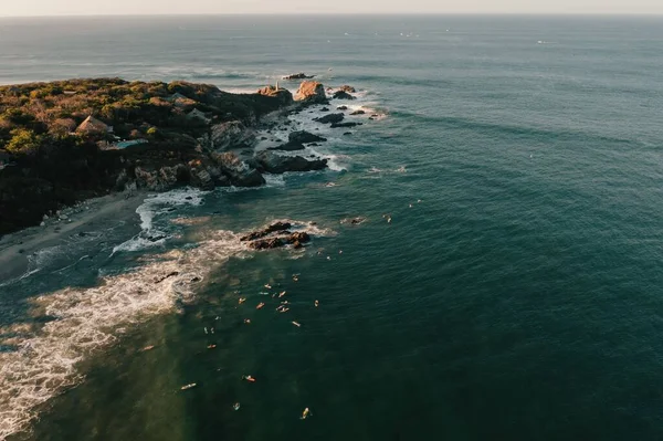 Een Antenne Uitzicht Van Zee Golven Crashen Wankele Kustlijn Puerto — Stockfoto