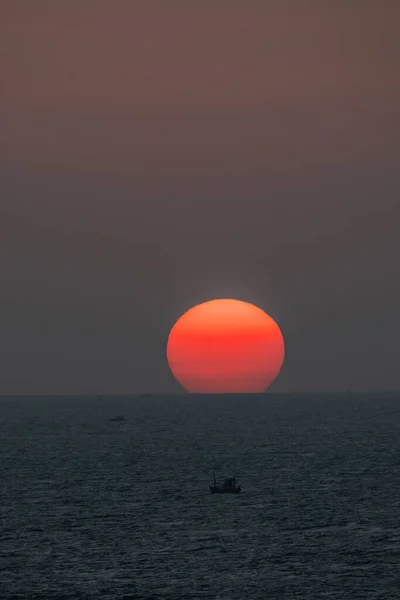 Vertikal Bild Vacker Hägring Solnedgång Havet — Stockfoto
