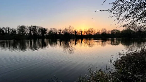 公園の夕日の空の下で美しい反射湖 — ストック写真