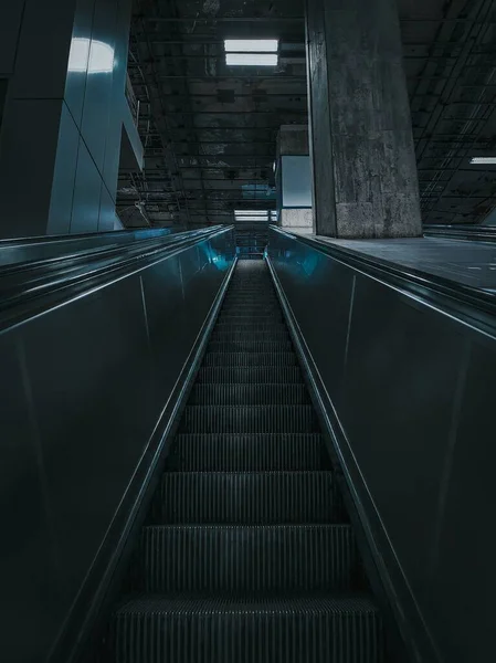 Svislý Nízký Úhel Eskalátoru Stanici Metra — Stock fotografie