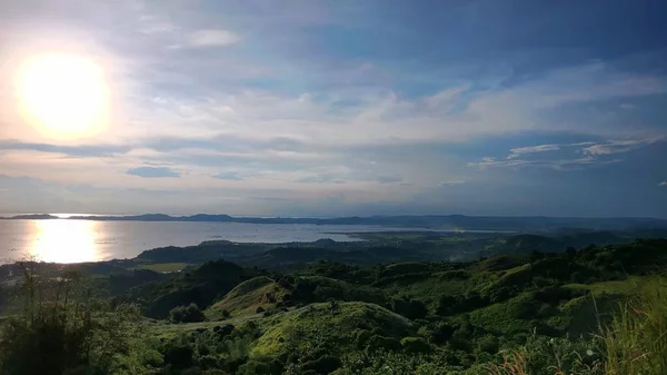 Güneşli Bir Günde Yeşil Tepelerin Göle Bakan Görüntüsü — Stok fotoğraf