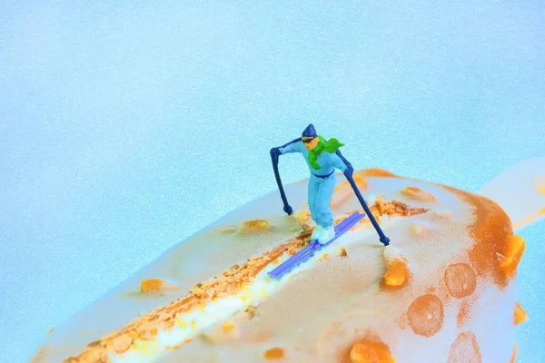 Esquiador Passeios Para Baixo Picolé Chocolate Fundo Azul — Fotografia de Stock