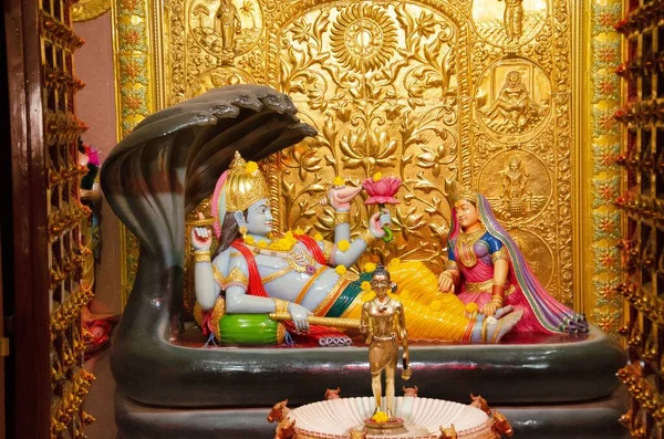 Buntes Idol Von Herrn Vishnu Nilkanthdham Ein Umfangreicher Religiöser Komplex — Stockfoto