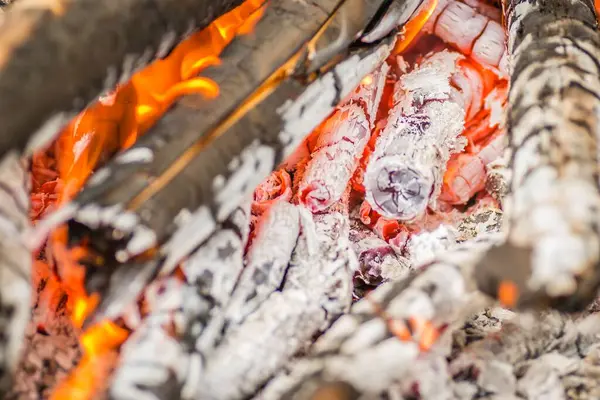 Close Shot Pieces Logs Firewood Charcoal Ashes Burning Flames — Stockfoto