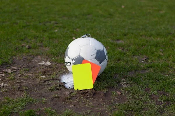 Detailní Záběr Fotbalového Vybavení Trávě Červené Žluté Karty Píšťalka Míč — Stock fotografie
