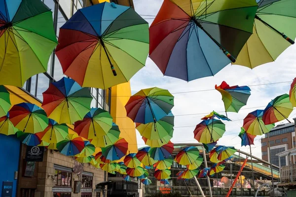 鮮やかな色の傘は 英国のプライドを祝うために 英国のニューカッスル市のタイムズスクエアのバーを飾ります — ストック写真