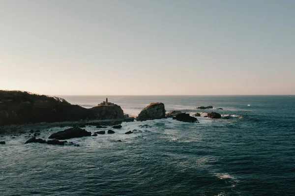 Una Vista Aérea Las Olas Del Mar Chocando Contra Acantilado — Foto de Stock