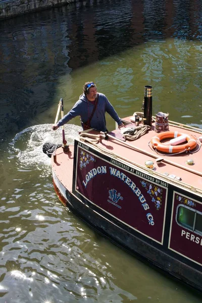 Homem Num Barco Rio Tamisa Londres — Fotografia de Stock