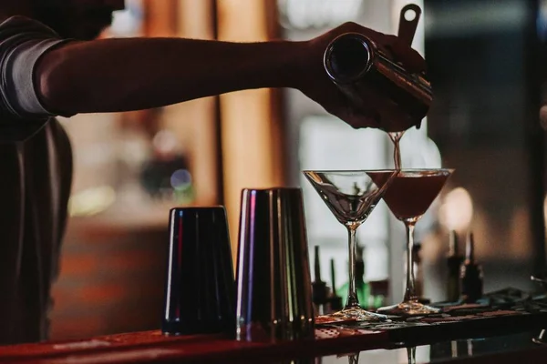 Mano Barista Versa Bevande Nei Bicchieri Sul Bancone Del Bar — Foto Stock