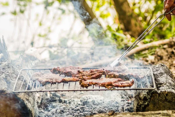 Una Mano Masculina Con Pinzas Preparando Solomillo Cerdo Una Parrilla —  Fotos de Stock