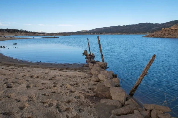 Ein Versunkener Und Verwitterter Stacheldrahtzaun Dringt Ins Wasser Eines Sees — Stockfoto