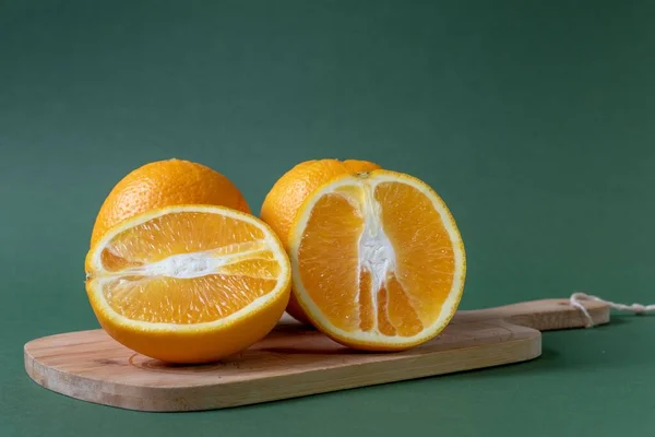木の板の上のオレンジの切り株 — ストック写真