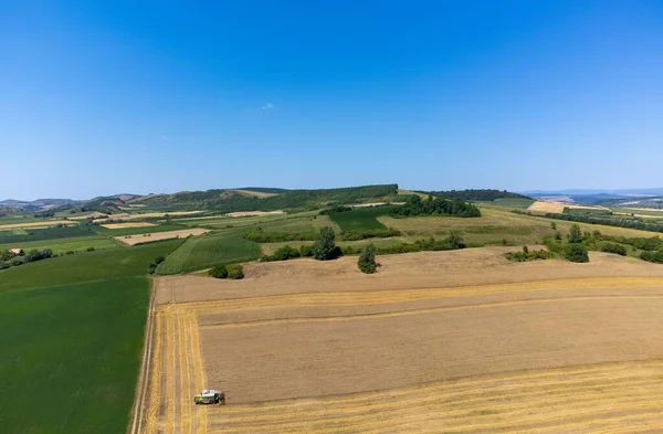 Kombajny Zbiór Pszenicy Polu Widocznym Góry Dron Widok Powietrza — Zdjęcie stockowe