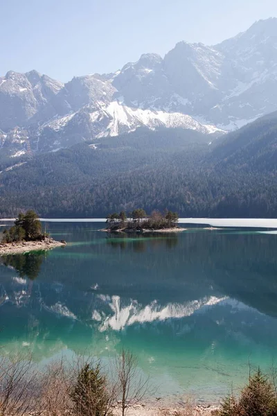 Lago Eibsee Con Color Turquesa Pequeña Isla Cerca Wetterstein Garmisch — Foto de Stock