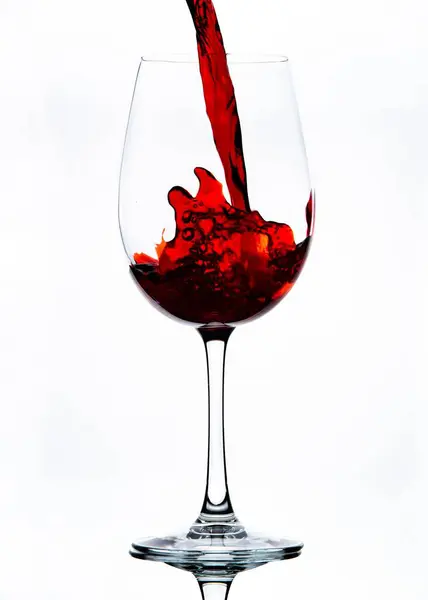 Tiro Vertical Vinho Tinto Salpicando Copo Sobre Fundo Branco Isolado — Fotografia de Stock
