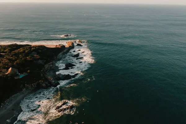 Een Antenne Uitzicht Zee Golven Crashen Rots Klif Puerto Escondido — Stockfoto