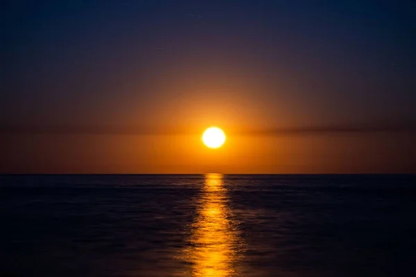 Vacker Solnedgång Stranden Månspåret Reflekteras Vattnet — Stockfoto