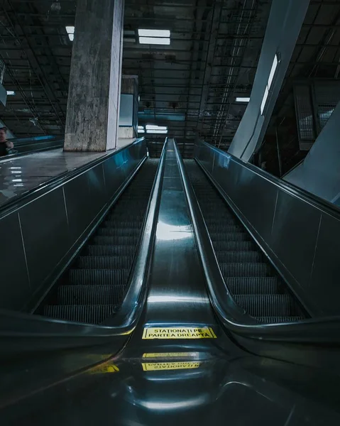 Ángulo Vertical Bajo Una Escalera Mecánica Estación Metro — Foto de Stock