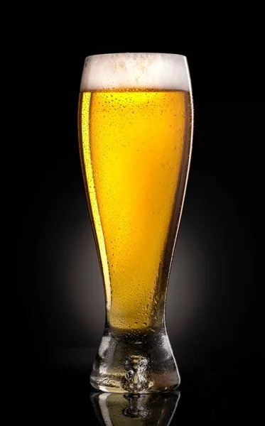 黒を基調としたビールのグラス — ストック写真
