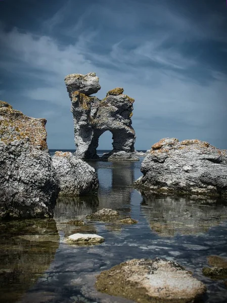 Malownicze Wybrzeże Raukar Gotlandii Szwecja Skaliste Formacje Wapienne Skalistej Wyspie — Zdjęcie stockowe