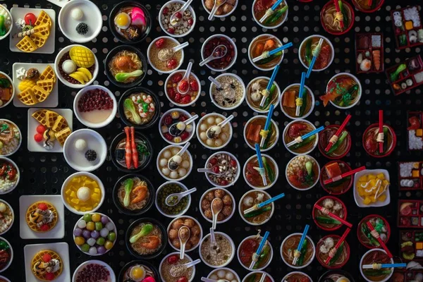 Asztal Tele Tányérokkal Desszertekkel Tökéletes Étel Háttér Vízszintes Sho — Stock Fotó