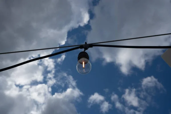 Высококачественная Фотография Лампочки Облаками Заднем Плане — стоковое фото