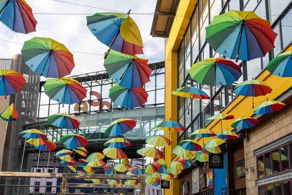 鮮やかな色の傘は 英国のプライドを祝うために 英国のニューカッスル市のタイムズスクエアのバーを飾ります — ストック写真