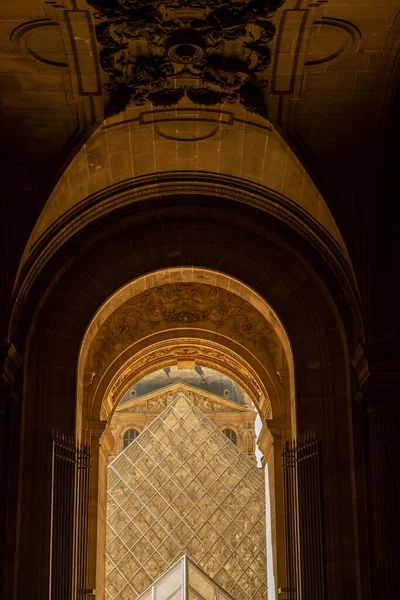 Louvre 'un kemerin arkasından dikey çekimi, Paris, Fransa