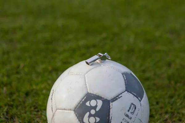 Крупный План Металлического Свистка Футбольном Мяче — стоковое фото