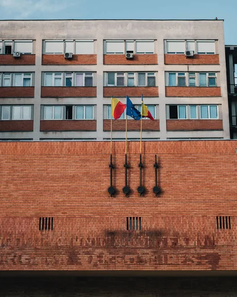 Hôpital Roumain Aux Murs Briques Aux Drapeaux Roumain Européen — Photo