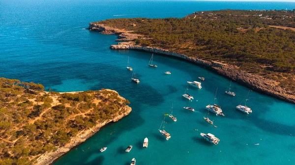 Una Vista Panoramica Volo Uccello Barche Che Navigano Acque Tranquille — Foto Stock