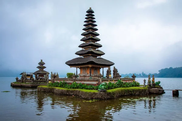 Malebný Pohled Chrám Ulun Dhanu Bali Oblačného Počasí — Stock fotografie