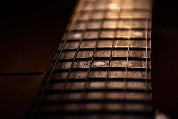 Selektiver Fokus Eines Braunen Hölzernen Gitarrenhalses — Stockfoto