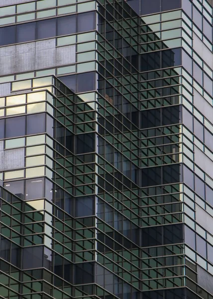 Eine Vertikale Nahaufnahme Eines Modernen Wolkenkratzers Aus Glas — Stockfoto