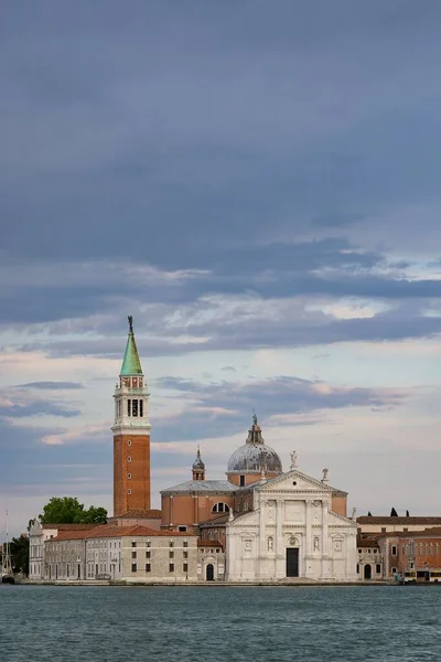 イタリア ヴェネツィアのサン ジョルジョ マッジョーレ教会の垂直ショット — ストック写真
