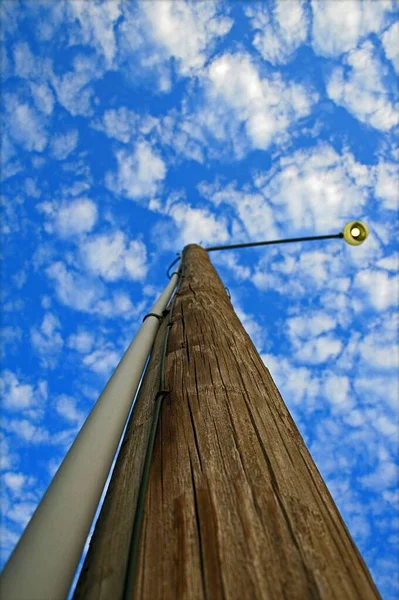 구름낀 기둥에 가로등을 각도로 — 스톡 사진