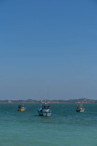 在美丽的蓝色海面上航行的船只的垂直镜头 — 图库照片