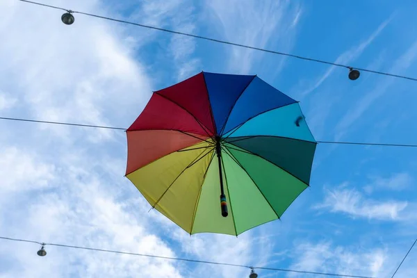 Ett Färgglatt Regnbågsparaply Som Används Som Dekoration Utomhus Med Blå — Stockfoto