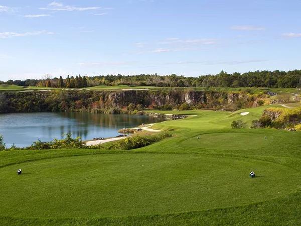 View Green Hills Lake Sunny Day — Stock Photo, Image