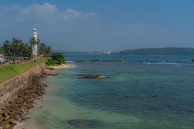 Galle deniz fenerinin güzel bir görüntüsü, Sri Lanka, mavi deniz kenarında.