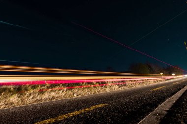 Geceleri düşük açılı trafik ışıkları uzun pozlarda çekiliyor.