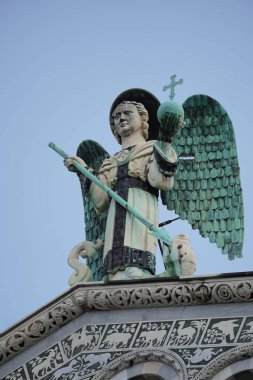 Foro, Lucca, Toskana, İtalya 'da San Michele' in çatısındaki bir melek heykelinin dikey çekimi..