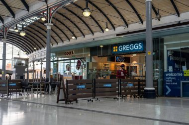Newcastle 'daki Costa kahve ve Greggs şubeleri İngiltere Merkez İstasyonu Tyne üzerinde..