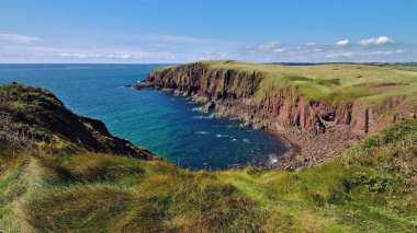 Galler kıyılarından parlak mavi Atlantik Okyanusu 'nun havadan görünüşü