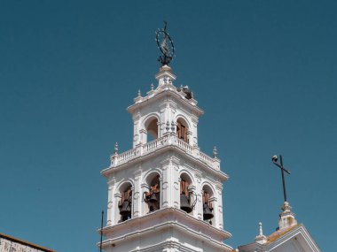 Cristina Huelva, İspanya 'daki kulede kilise çanları çalıyor.