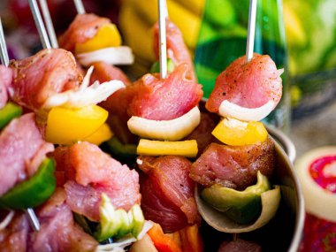 Gümüş kapta çiğ Shhish kebap 'ın seçici odak noktası.