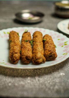 Sebze kurşunlarının yemek masasında seçici odak noktası.